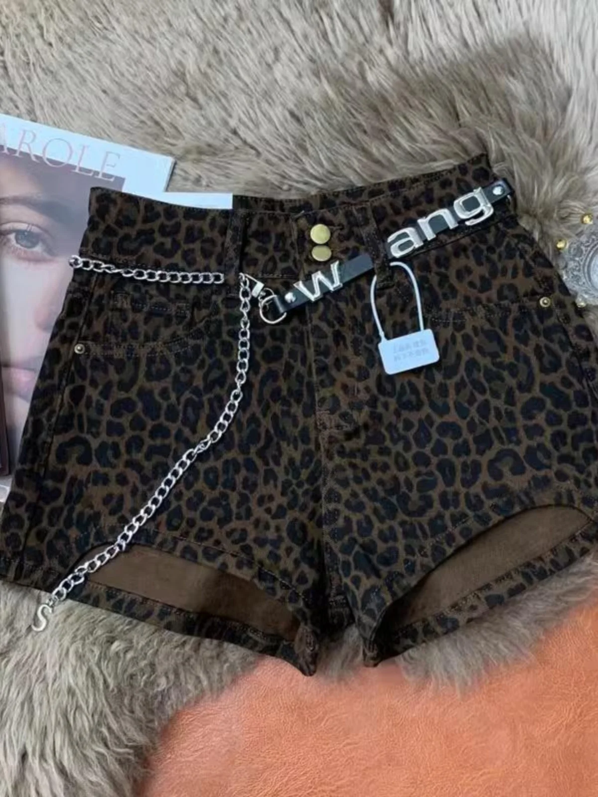 Американские джинсовые шорты с леопардовым принтом для женщин, летние, с высокой талией, облегающие, прямые, А-силуэт, с эффектом подтяжки ягодиц
Американские джинсовые шорты с леопардовым принтом для женщин, летние, с высокой талией, облегающие, прямые, А-силуэт, с эффектом подтяжки ягодиц