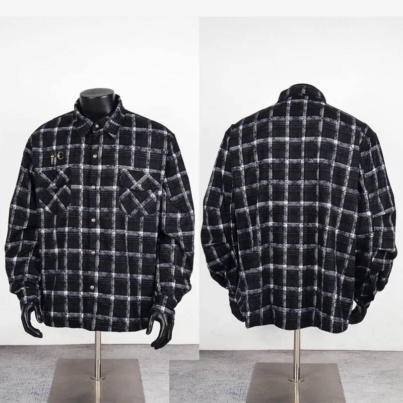 Рубашки Thug Club Star Moon с полным принтом в клетку с длинным рукавом High Street Мужская женская одежда Свободная повседневная куртка с металлическим логотипом Пальто
Рубашки Thug Club Star Moon с полным принтом в клетку с длинным рукавом High Street Мужская женская одежда Свободная повседневная куртка с металлическим логотипом Пальто