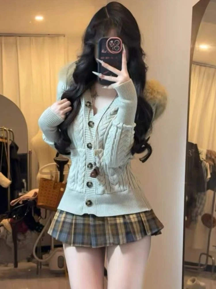 Зимний женский комплект из 2 предметов в консервативном стиле, вязаный кардиган Kawaii Y2K + клетчатая плиссированная юбка, эстетичный милый тонкий костюм в стиле ретро
Зимний женский комплект из 2 предметов в консервативном стиле, вязаный кардиган Kawaii Y2K + клетчатая плиссированная юбка, эстетичный милый тонкий костюм в стиле ретро