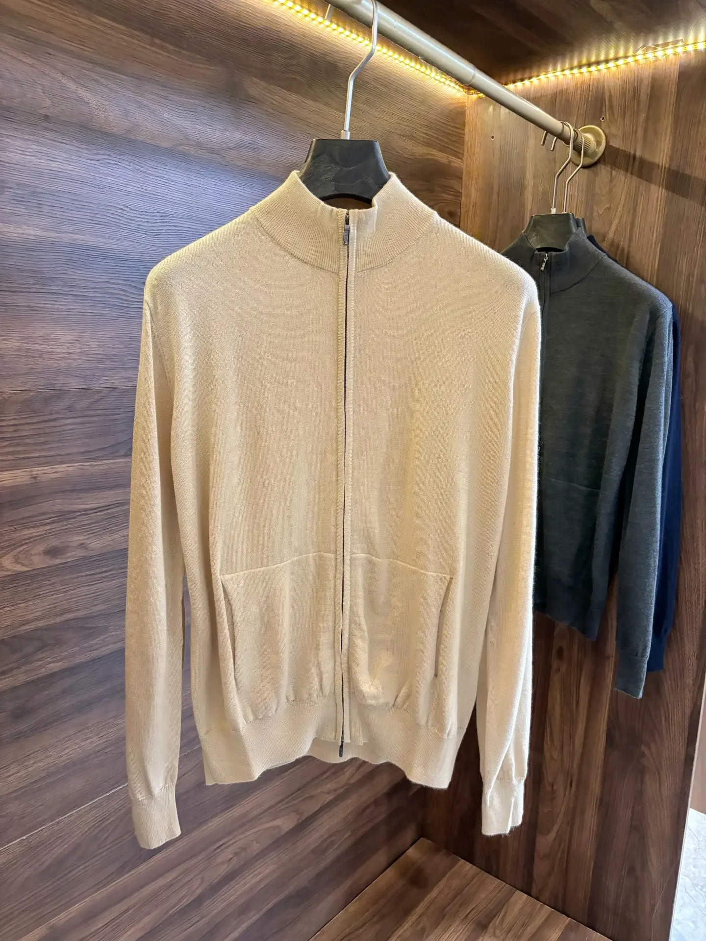 Italian LP pure wool stand-up collar double zip jacket
Italian LP pure wool stand-up collar double zip jacket