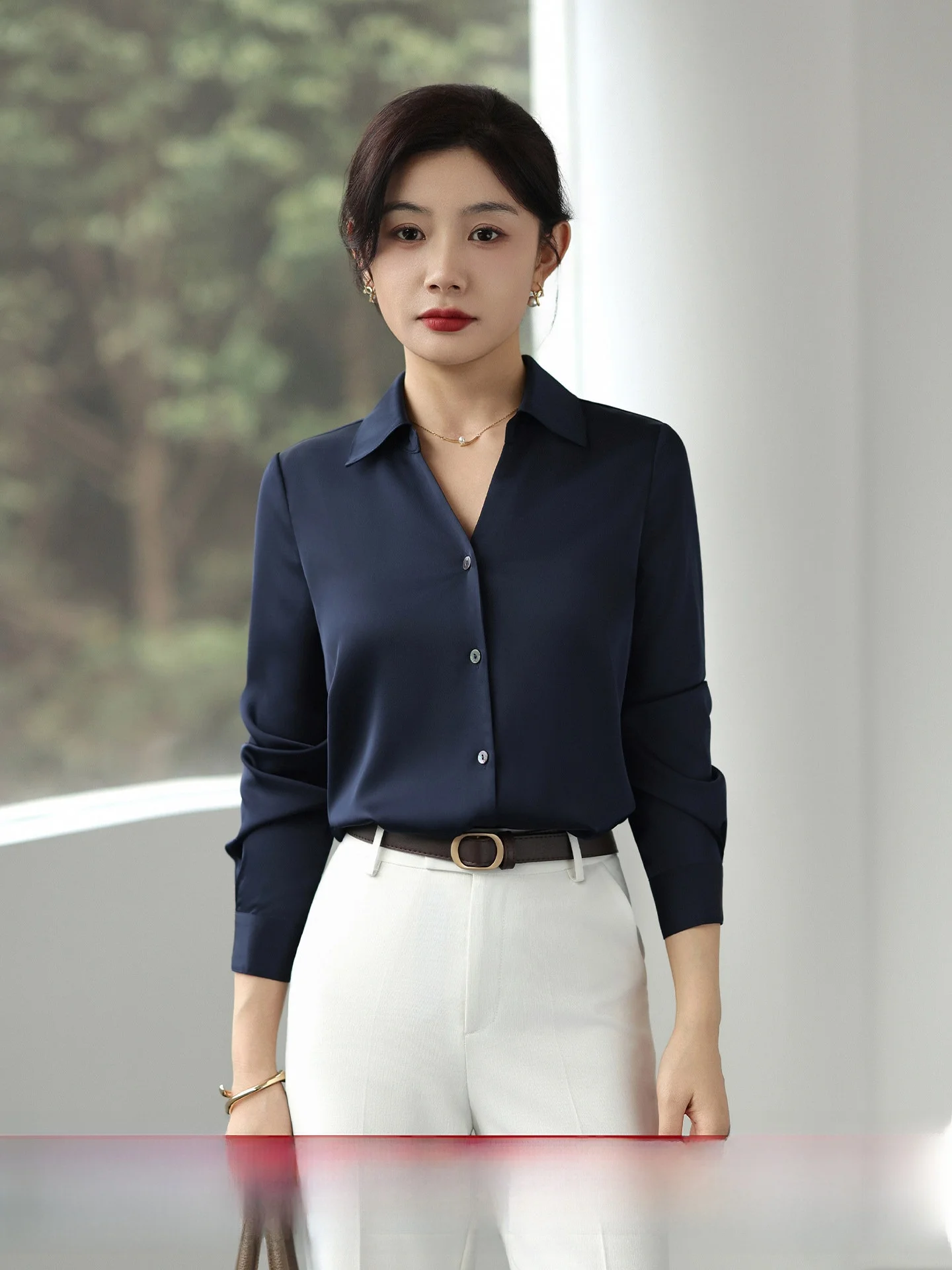 Elegant V-neck Silk Shirt Women's Spring New Style High Gloss Drapey Deep Blue Professional Commute Shirt Moisture Wicking Br...
Elegant V-neck Silk Shirt Women's Spring New Style High Gloss Drapey Deep Blue Professional Commute Shirt Moisture Wicking Br...