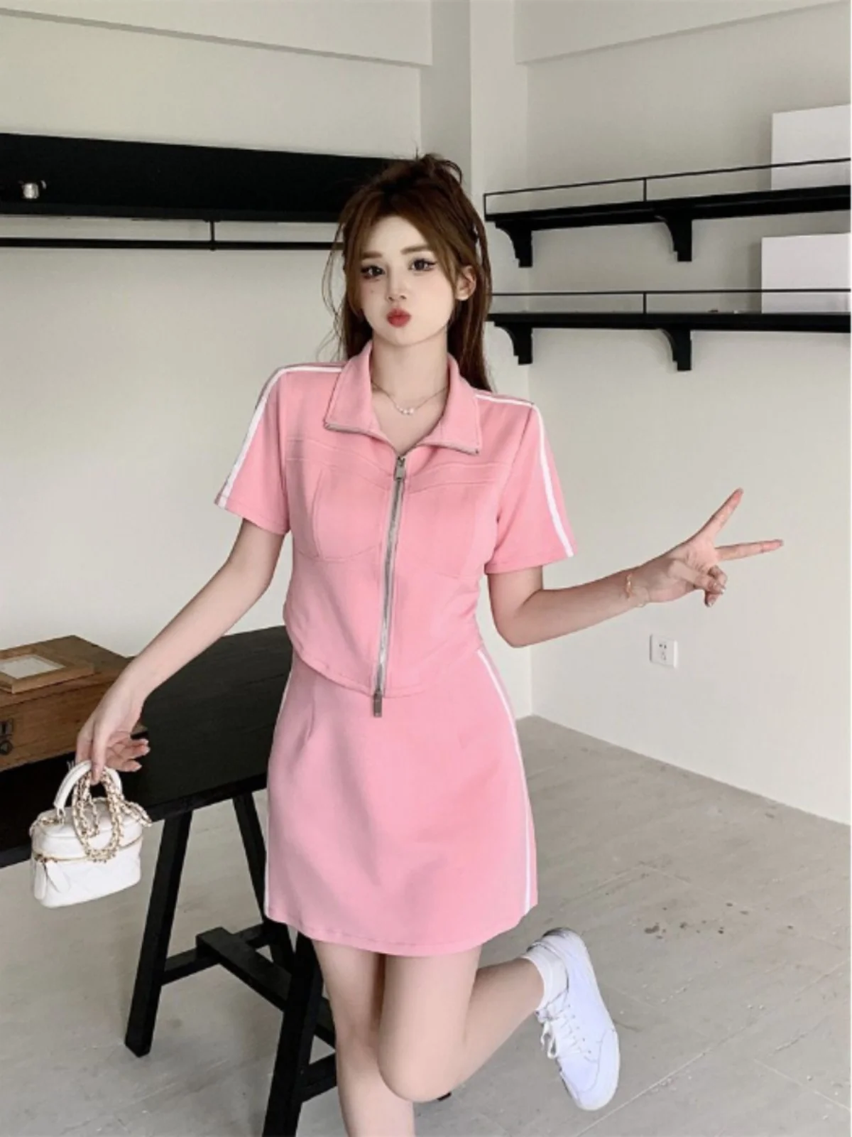Fashionable Sportswear Set Women's Short Zipper Open Cardigan Top Half Skirt Two-Piece Set Summer New Arrival Hong Kong Style
Fashionable Sportswear Set Women's Short Zipper Open Cardigan Top Half Skirt Two-Piece Set Summer New Arrival Hong Kong Style