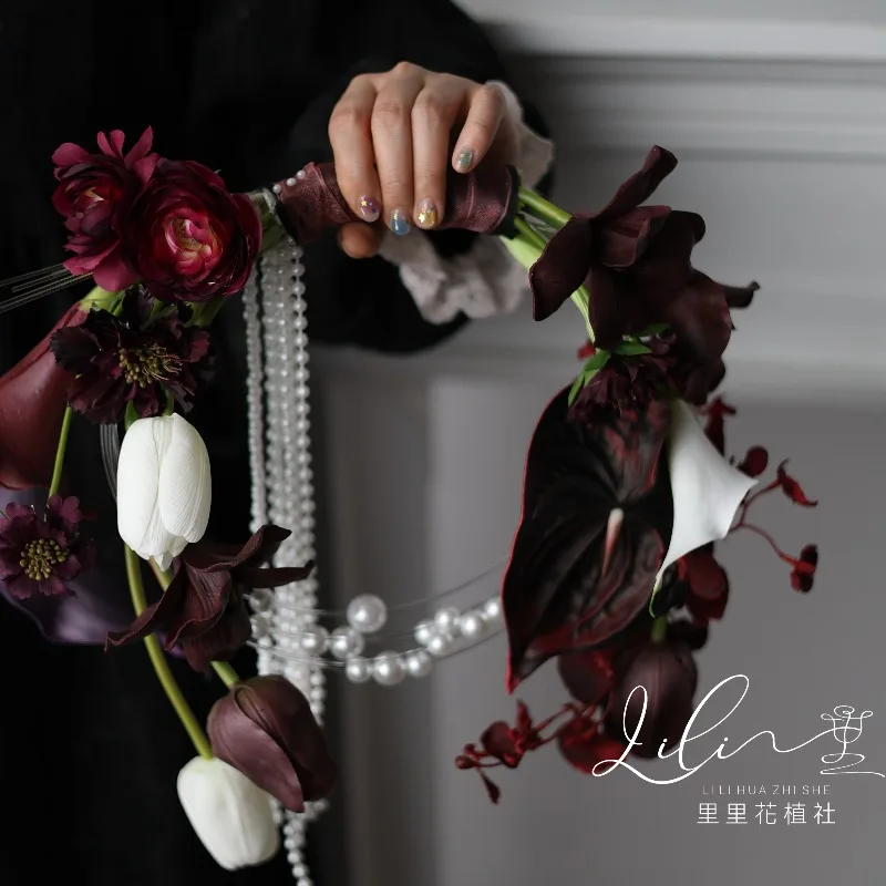 Niche simulated flower original dark bouquet hand holding high-end photo props wedding dress wedding atmosphere
Niche simulated flower original dark bouquet hand holding high-end photo props wedding dress wedding atmosphere
