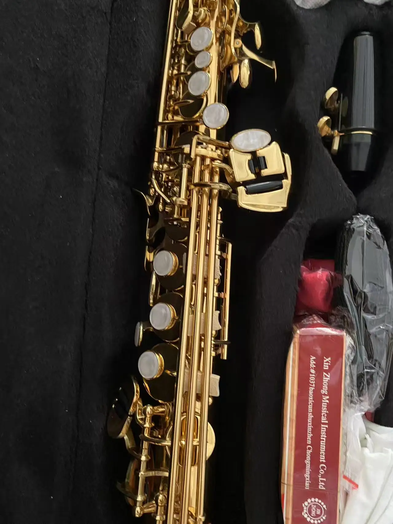 High-end gold saxophone treble B-flat material exquisite professional performance-grade craft instrument
High-end gold saxophone treble B-flat material exquisite professional performance-grade craft instrument