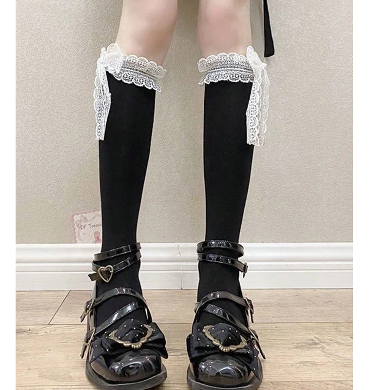 Пара тонких чулок в стиле Лолита с кружевной отделкой и бантиками, длиной до середины икры, подходят для весны и осени.
Пара тонких чулок в стиле Лолита с кружевной отделкой и бантиками, длиной до середины икры, подходят для весны и осени.