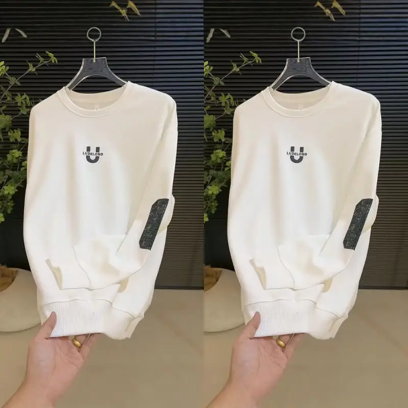 Мужской свитшот с круглым вырезом, удобный, повседневный, классический, с цветными надписями, свободного кроя, модный, осенний, новинка 2024 года, универсальный, в уличном стиле.
Мужской свитшот с круглым вырезом, удобный, повседневный, классический, с цветными надписями, свободного кроя, модный, осенний, новинка 2024 года, универсальный, в уличном стиле.