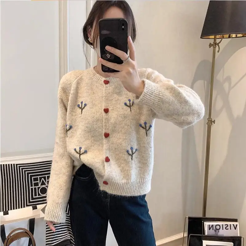 Woman clothes winter 2025 cozy tops Knitwear Cardigan Sweater Coat korean popular Retro Loose Embroidered Heart Button Cardigan
Woman clothes winter 2025 cozy tops Knitwear Cardigan Sweater Coat korean popular Retro Loose Embroidered Heart Button Cardigan
