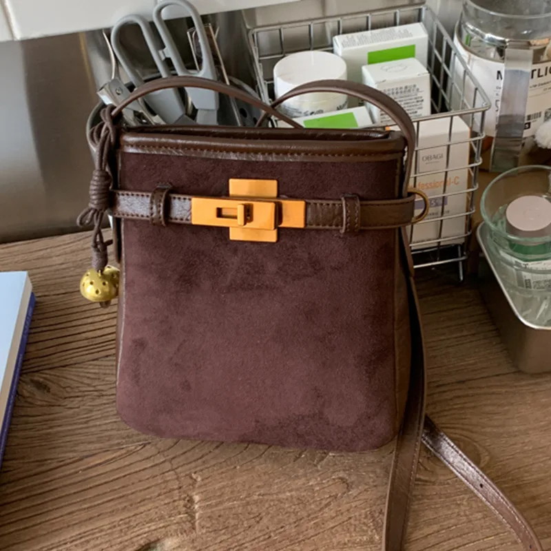 Новая женская сумка для мобильного телефона в стиле ретро, нишевая дизайнерская сумка-мессенджер, взрывная сумка через плечо в иностранном стиле, пригородная и повседневная модель
Новая женская сумка для мобильного телефона в стиле ретро, нишевая дизайнерская сумка-мессенджер, взрывная сумка через плечо в иностранном стиле, пригородная и повседневная модель