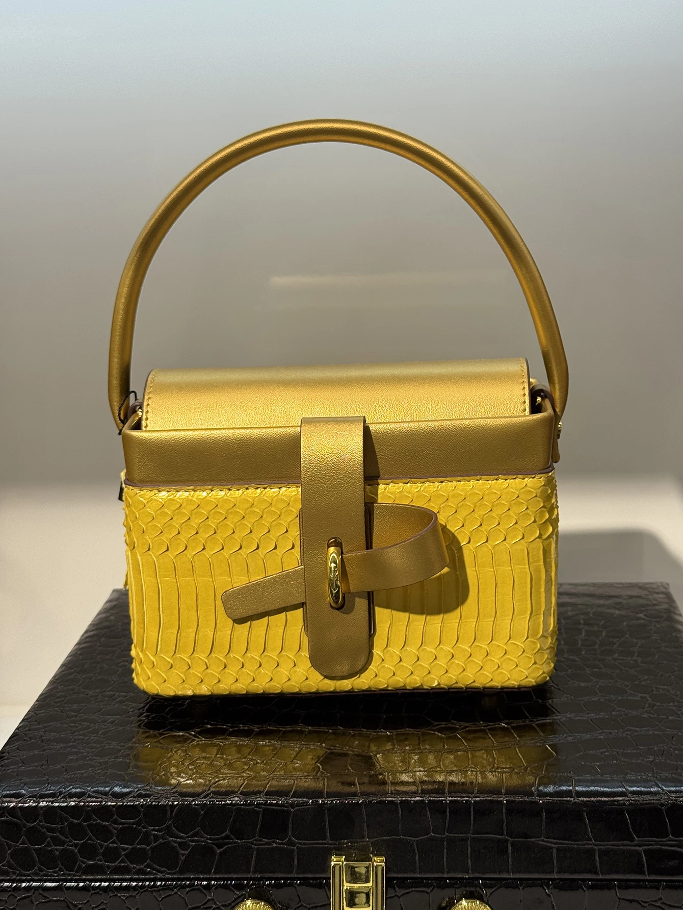 Новая модная кожаная сумка из змеиной кожи, легкая роскошная элитная сумка, легкая и универсальная нишевая сумка через плечо.
Новая модная кожаная сумка из змеиной кожи, легкая роскошная элитная сумка, легкая и универсальная нишевая сумка через плечо.