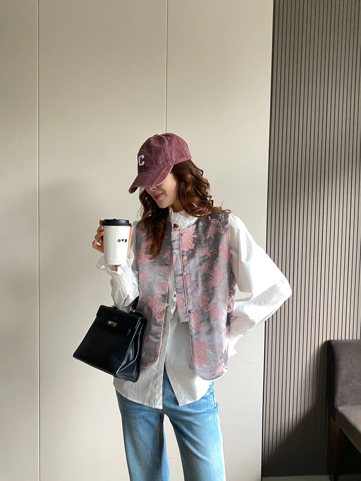 Новая китайская женская жилетка с тяжелой вышивкой, весна 2026, ранняя винтажная коллекция, топ с открытыми плечами, свободный крой, круглый вырез, короткий рукав
Новая китайская женская жилетка с тяжелой вышивкой, весна 2026, ранняя винтажная коллекция, топ с открытыми плечами, свободный крой, круглый вырез, короткий рукав