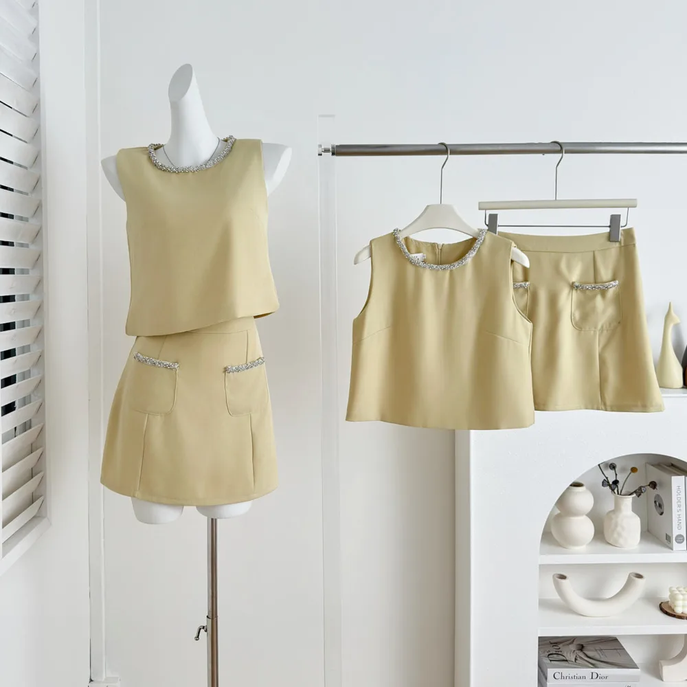 Летний новый модный женский комплект из двух предметов во французском стиле, жилет с ромбовидными краями, юбка на бедрах с карманами, женская новинка 2025 года, шикарные наряды 
Летний новый модный женский комплект из двух предметов во французском стиле, жилет с ромбовидными краями, юбка на бедрах с карманами, женская новинка 2025 года, шикарные наряды