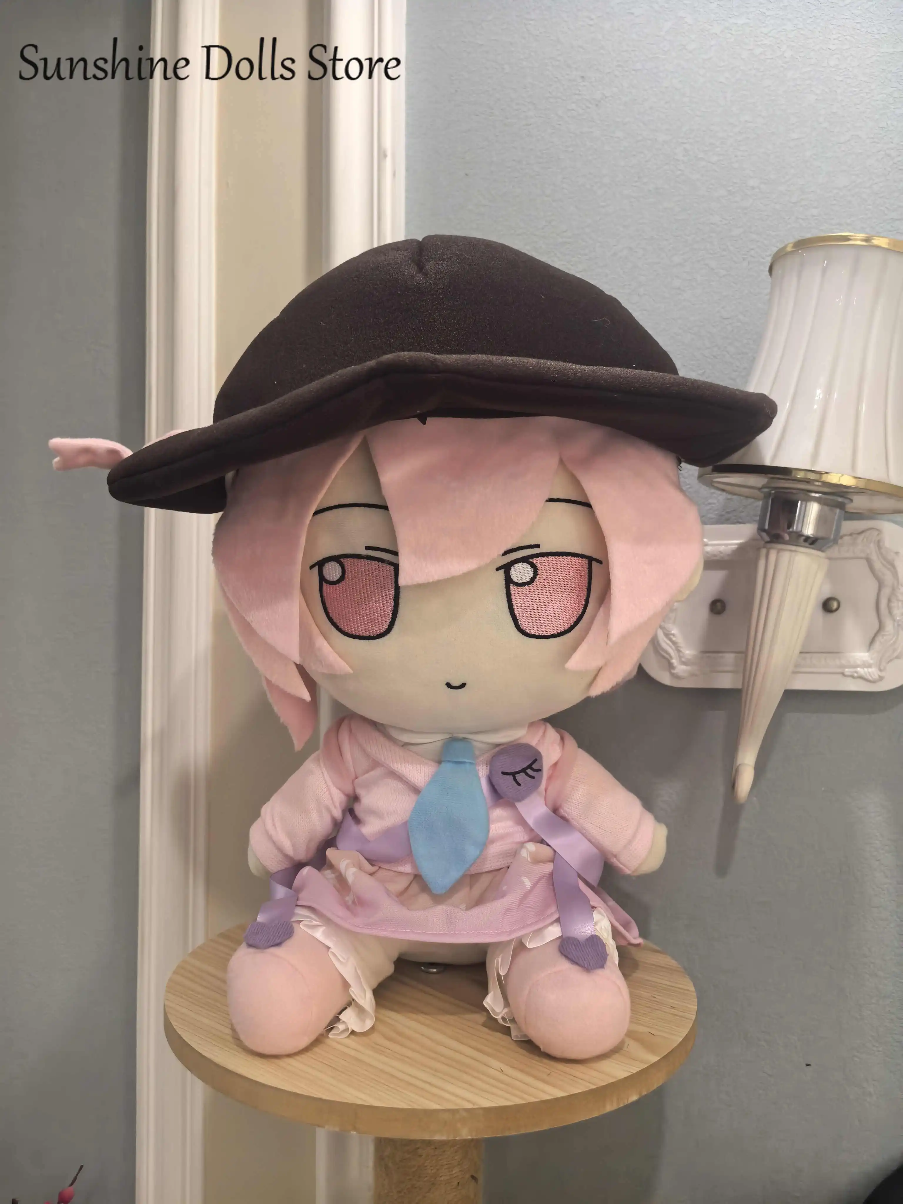 40 см Komeiji Koishi Touhou Project Fumo косплей плюшевая милая сидячая поза кукла одеваются игрушки подушка рождественский подарок
40 см Komeiji Koishi Touhou Project Fumo косплей плюшевая милая сидячая поза кукла одеваются игрушки подушка рождественский подарок