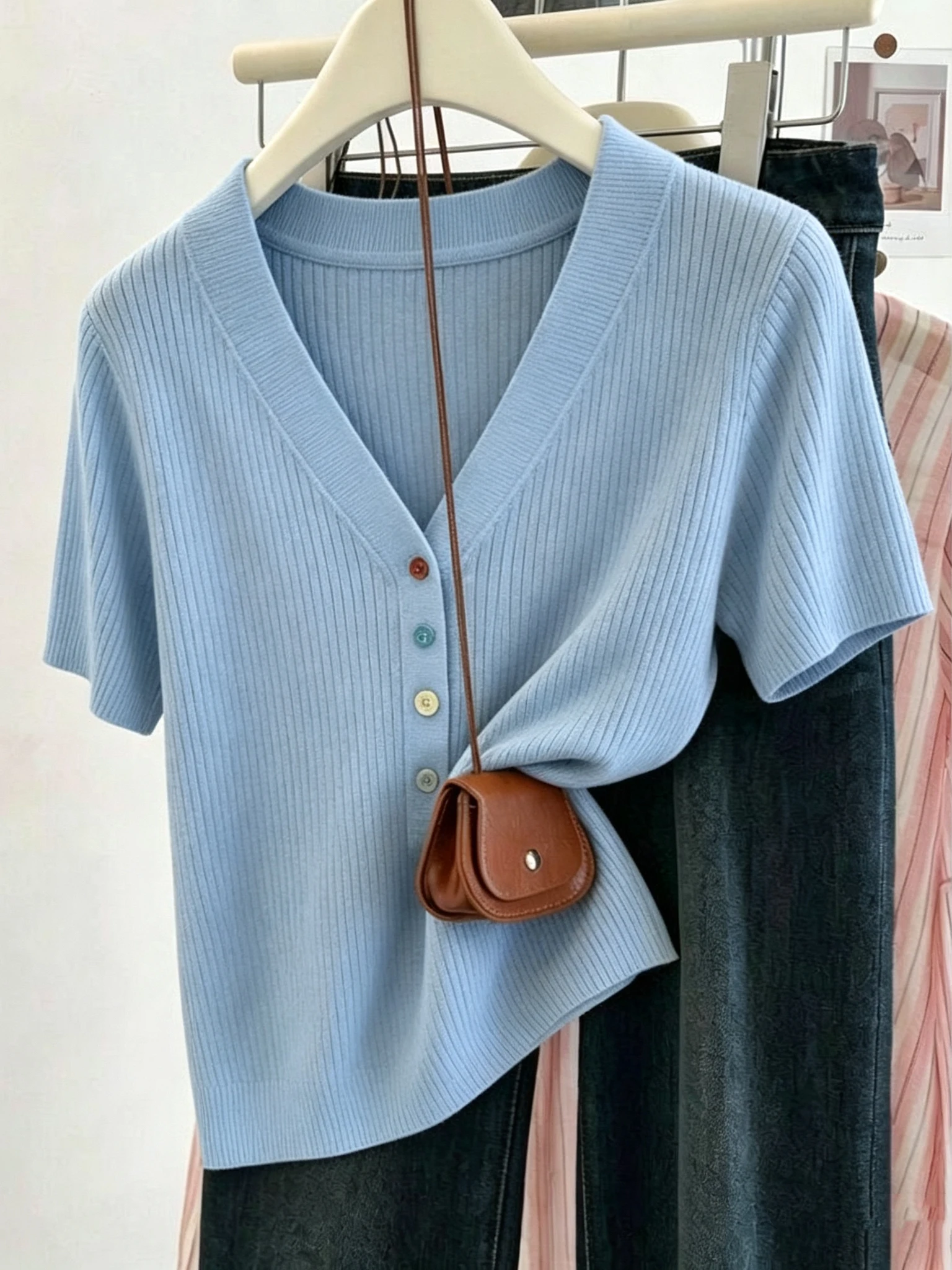 Slimming Loose Fit Short Sleeve V-Neck T-Shirt Women's Summer Thin Fashionable Anti-Aging Top Buttons Korean Style
Slimming Loose Fit Short Sleeve V-Neck T-Shirt Women's Summer Thin Fashionable Anti-Aging Top Buttons Korean Style