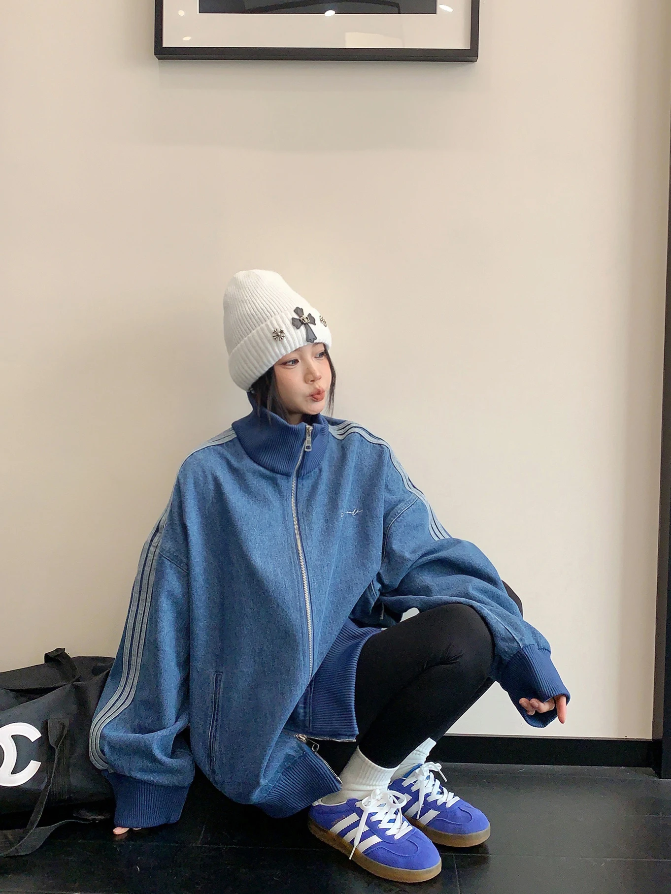 Женская джинсовая куртка в стиле ретро, свободного кроя, с воротником-стойкой, в корейском стиле, весенняя модная, хлопковая, с длинными рукавами, на молнии
Женская джинсовая куртка в стиле ретро, свободного кроя, с воротником-стойкой, в корейском стиле, весенняя модная, хлопковая, с длинными рукавами, на молнии