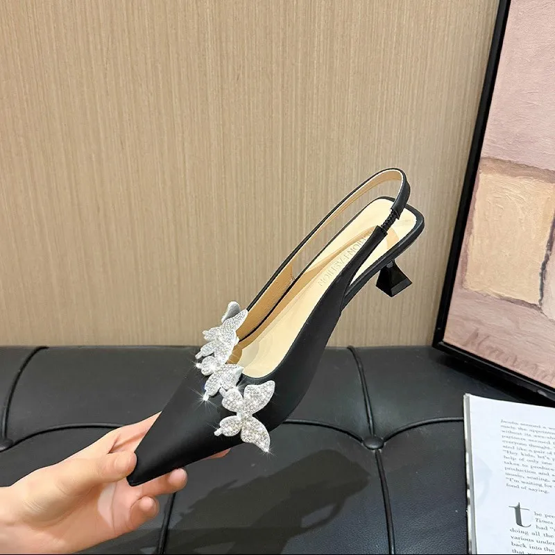 Изысканные женские туфли с острым носком и стразами в виде бабочек, на высоком каблуке, лето 2026, новинка, французский стиль, босоножки с открытым носком на каблуке-рюмочке
Изысканные женские туфли с острым носком и стразами в виде бабочек, на высоком каблуке, лето 2026, новинка, французский стиль, босоножки с открытым носком на каблуке-рюмочке