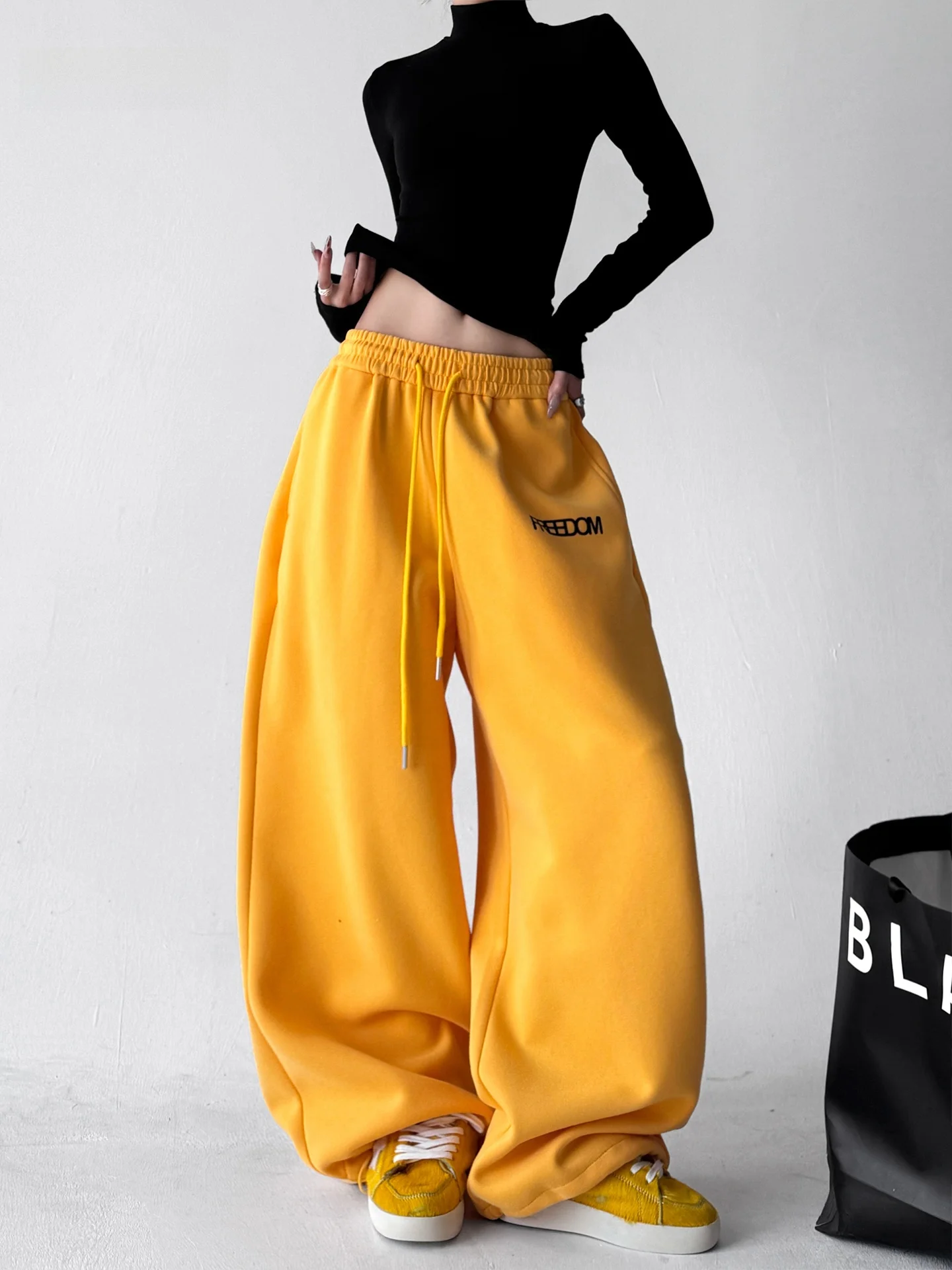 High Waist Wide Leg Sweatpants Casual Sporty Print Drawstring Loose Slimming Women's Trousers Autumn Winter New Arrival
High Waist Wide Leg Sweatpants Casual Sporty Print Drawstring Loose Slimming Women's Trousers Autumn Winter New Arrival
