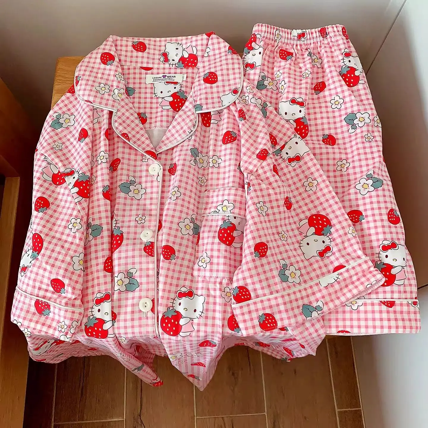 Милая пижама Sanrio Hello Kitty, женская ночная рубашка с короткими рукавами и шортами, летняя пижама с мультяшным принтом, домашний костюм для студентов
Милая пижама Sanrio Hello Kitty, женская ночная рубашка с короткими рукавами и шортами, летняя пижама с мультяшным принтом, домашний костюм для студентов