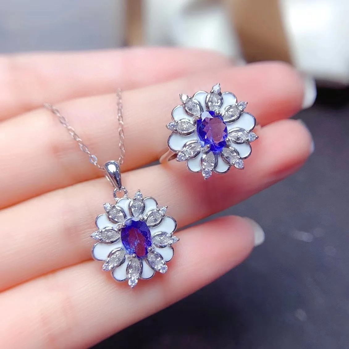 100% Natural 0.7ct 5mm*7mm Tanzanite Silver Ring VintageTanznaite Silver Ring Pendant for Wedding for Party Brithday Gift Set
100% Natural 0.7ct 5mm*7mm Tanzanite Silver Ring VintageTanznaite Silver Ring Pendant for Wedding for Party Brithday Gift Set