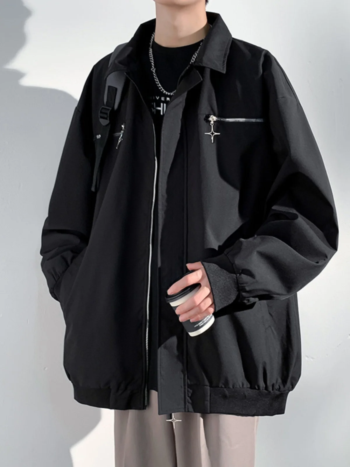 Мужская повседневная куртка на весну-осень в американском стиле, с отложным воротником, свободного кроя, универсальная, в корейском стиле, с дизайнерским акцентом, верхняя одежда
Мужская повседневная куртка на весну-осень в американском стиле, с отложным воротником, свободного кроя, универсальная, в корейском стиле, с дизайнерским акцентом, верхняя одежда