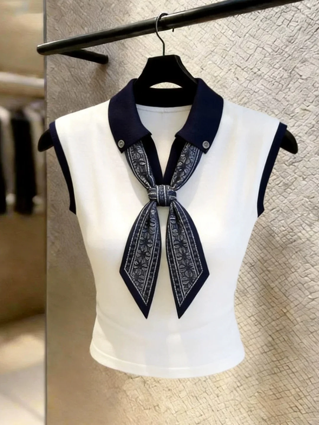 Elegant Knitted Vest Fashion Color Block Silk Scarf Lightweight Sleeveless Turn-down Collar Summer Commute Slimming Top
Elegant Knitted Vest Fashion Color Block Silk Scarf Lightweight Sleeveless Turn-down Collar Summer Commute Slimming Top