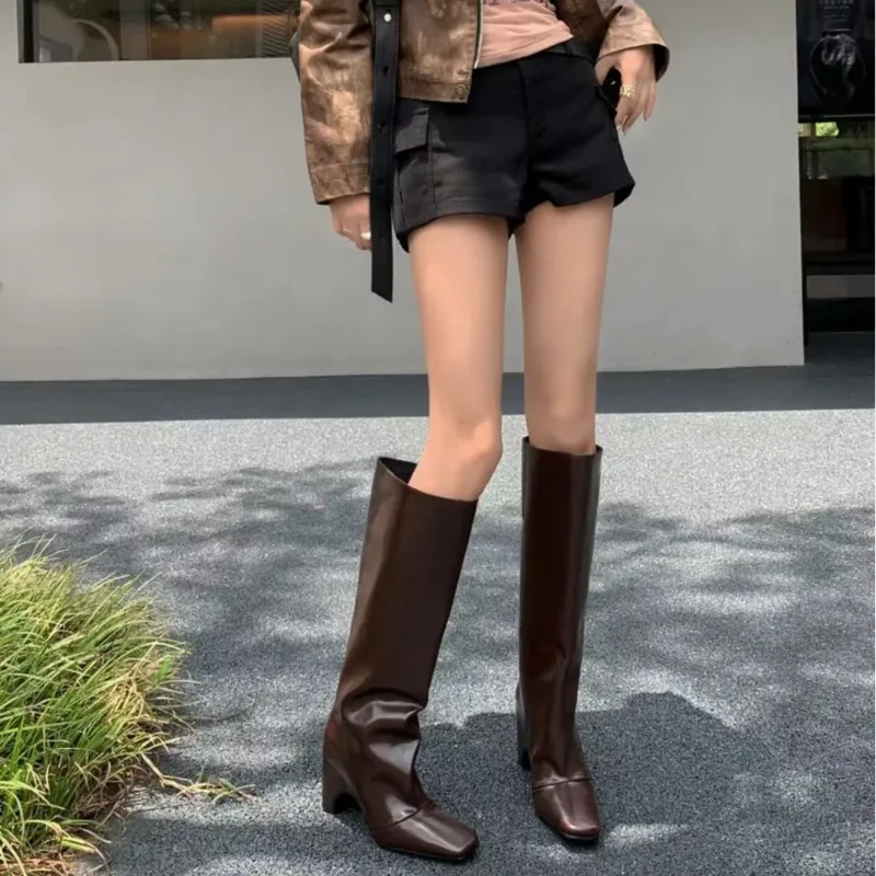 Retro Women's Shoes Exquisite Square Head Tube Boots for Woman Fashion French Style High Heeled Boots Designer Shoes Botas Mujer
Retro Women's Shoes Exquisite Square Head Tube Boots for Woman Fashion French Style High Heeled Boots Designer Shoes Botas Mujer