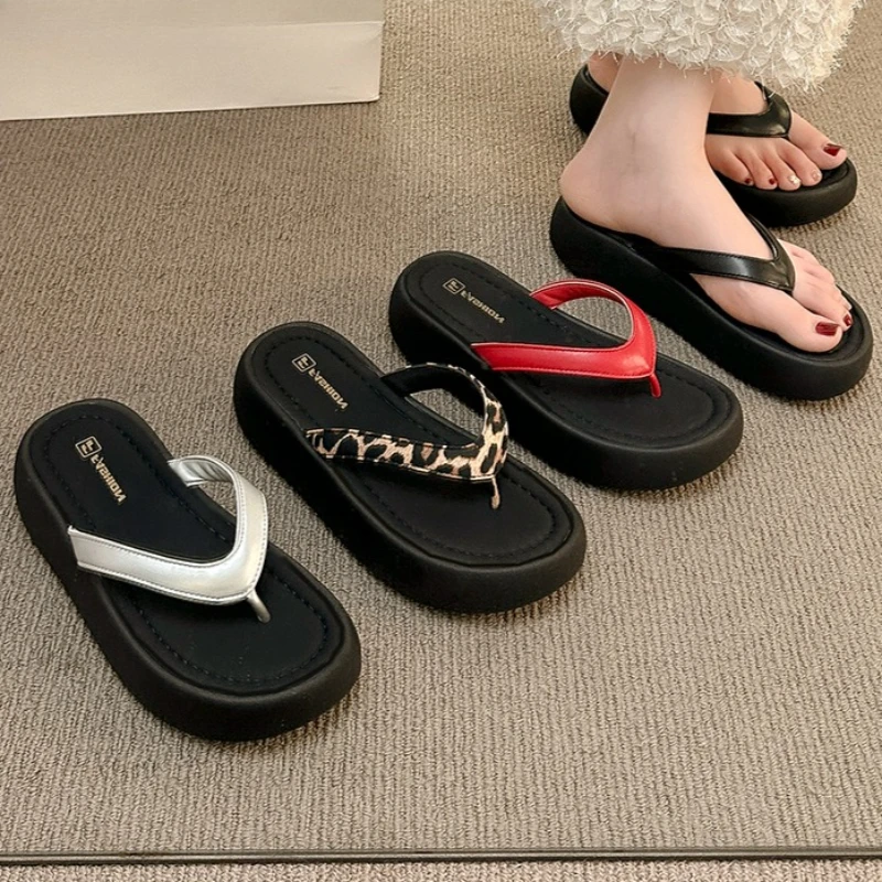 2026 Summer New Women's Vintage Comfortable Mid Heel Slippers Women Fashionable Casual Beach Anti Slip Wear-resistant Flip-flops
2026 Summer New Women's Vintage Comfortable Mid Heel Slippers Women Fashionable Casual Beach Anti Slip Wear-resistant Flip-flops
