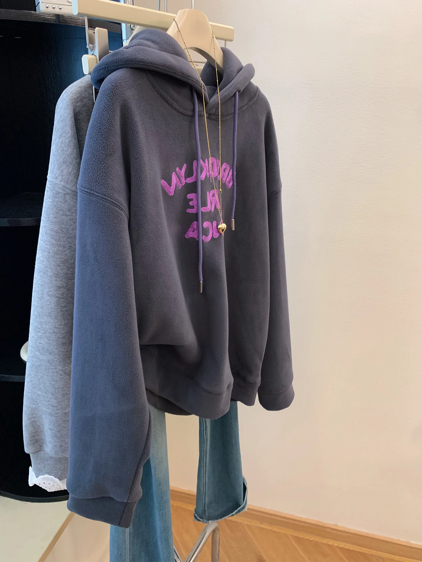 Retro Color Block Letter Print Hoodie Women's Spring Autumn Loose Fit Slimming Top Fashion Lazy Style Long Sleeve Crew Neck
Retro Color Block Letter Print Hoodie Women's Spring Autumn Loose Fit Slimming Top Fashion Lazy Style Long Sleeve Crew Neck
