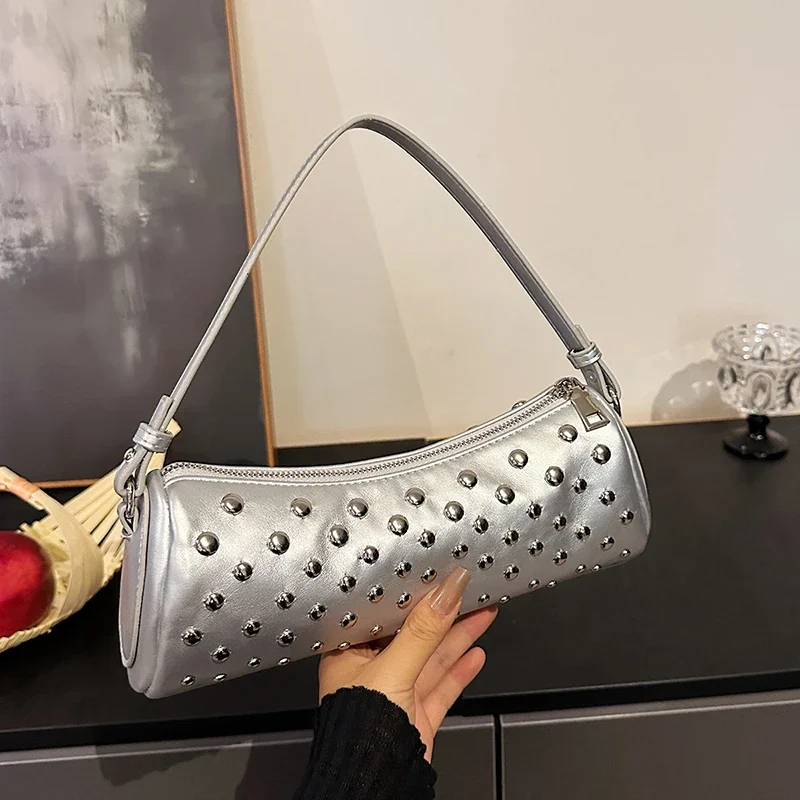 Designer Studded Shoulder Bag Rivet Crescent Bag 2025 New Women's Underarm Handbag Tote Designer Retro Rivet Polka Dot Armpit Ba
Designer Studded Shoulder Bag Rivet Crescent Bag 2025 New Women's Underarm Handbag Tote Designer Retro Rivet Polka Dot Armpit Ba