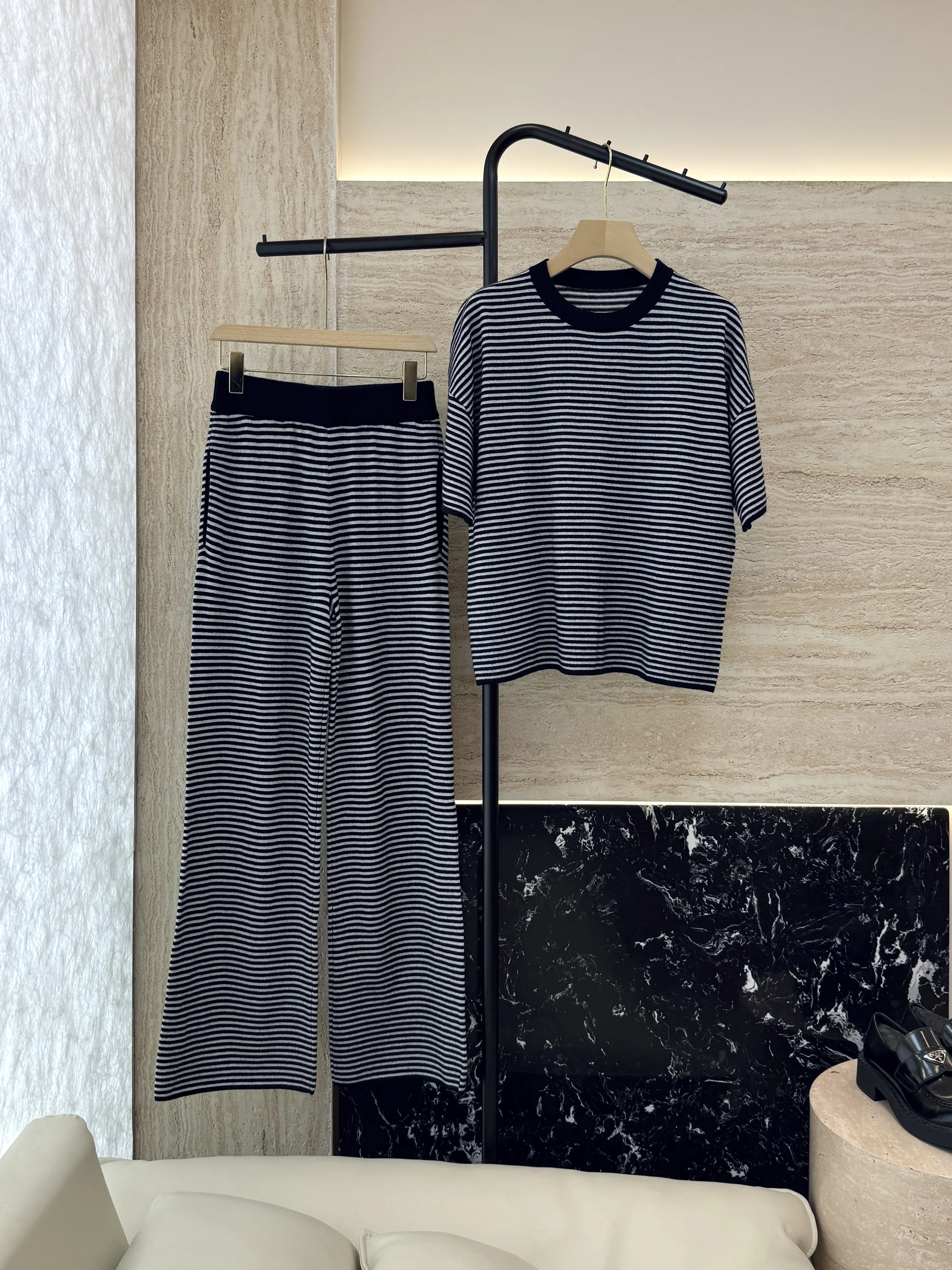 Новый женский костюм в полоску, 70% шерсть, 30% кашемир, вязаный комплект из двух предметов
Новый женский костюм в полоску, 70% шерсть, 30% кашемир, вязаный комплект из двух предметов