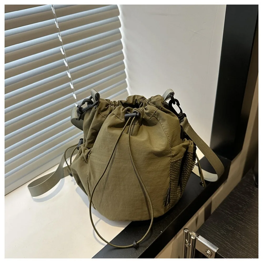 Korean Style Drawstring Bucket Bag Handbag Solid Color Nylon Shoulder Bag Purse Mobile Phone Bag Small Crossbody Bag Outdoor
Korean Style Drawstring Bucket Bag Handbag Solid Color Nylon Shoulder Bag Purse Mobile Phone Bag Small Crossbody Bag Outdoor