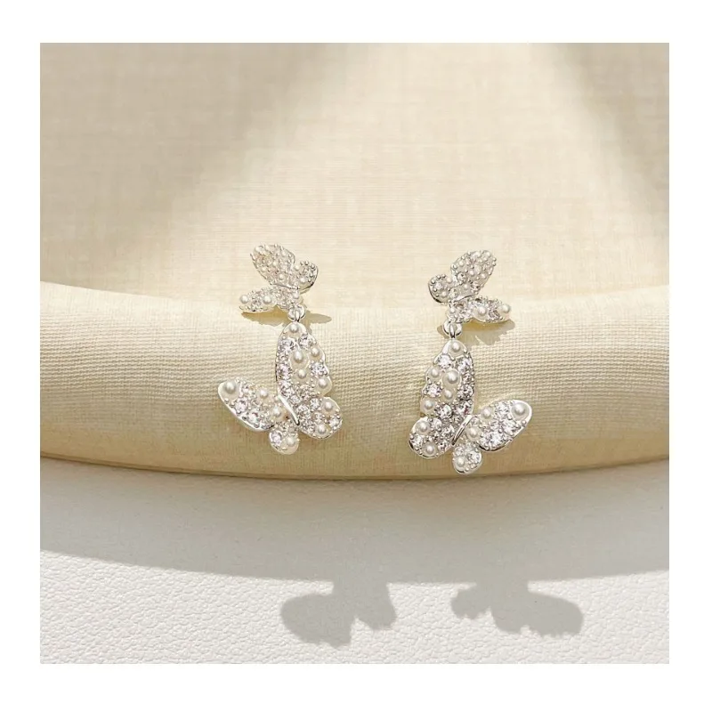 Light Luxury High-end Needle Gypsy Butterfly Earrings, Fashionable and Versatile Temperament, Niche Stud Earrings.
Light Luxury High-end Needle Gypsy Butterfly Earrings, Fashionable and Versatile Temperament, Niche Stud Earrings.