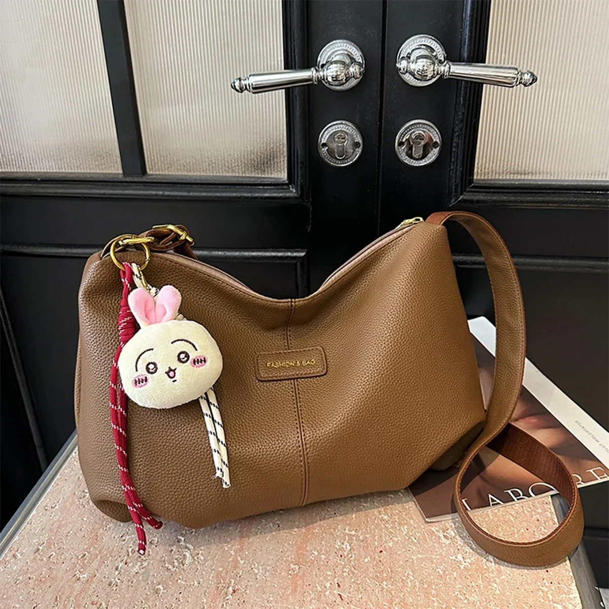 Для повседневных поездок на работу. Минималистичная сумка через плечо. Легкая сумка-хобо из искусственной кожи большой вместимости с гальковым зерном.
Для повседневных поездок на работу. Минималистичная сумка через плечо. Легкая сумка-хобо из искусственной кожи большой вместимости с гальковым зерном.