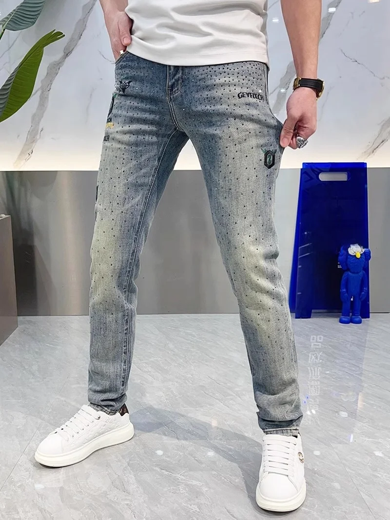 Men's Fashion Brand Embroidered Rhinestone Jeans Spring Trend Slim Washed mid Waist Small Foot Pants Breathable Youth Popular
Men's Fashion Brand Embroidered Rhinestone Jeans Spring Trend Slim Washed mid Waist Small Foot Pants Breathable Youth Popular