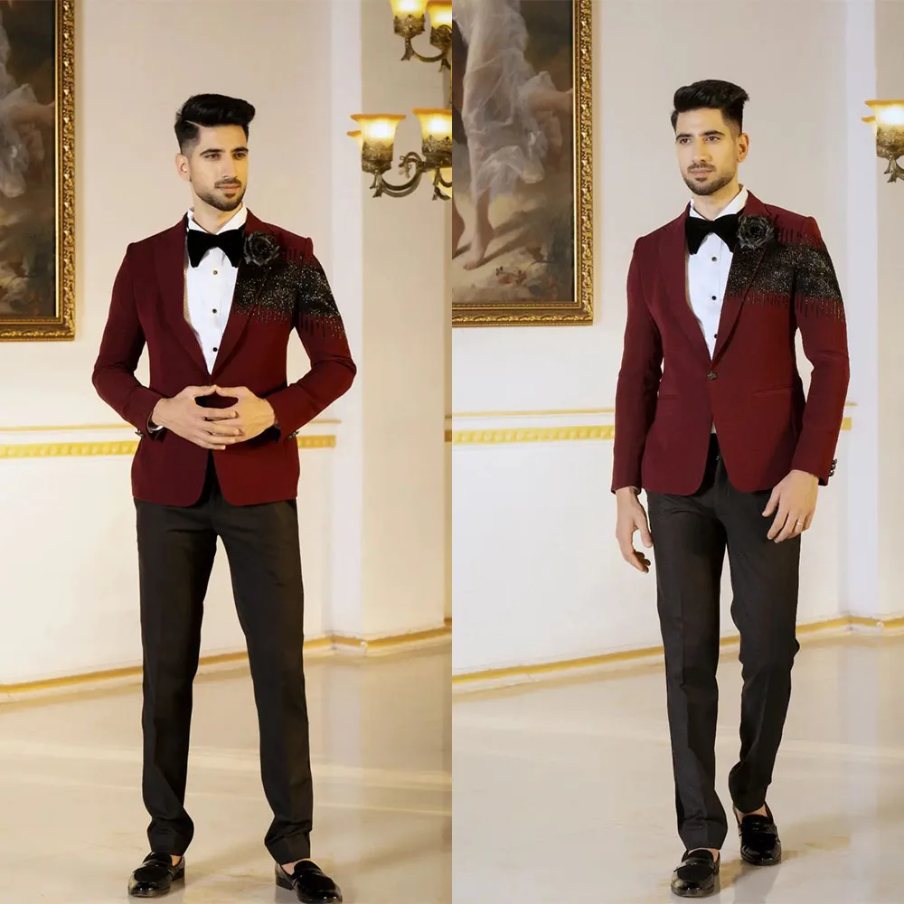 Unique Wedding Men Suits Tuxedos Designer Applique Peaked Lapel One Button Pockets Customized Groom 2 Pieces Party Coat Pants
Unique Wedding Men Suits Tuxedos Designer Applique Peaked Lapel One Button Pockets Customized Groom 2 Pieces Party Coat Pants