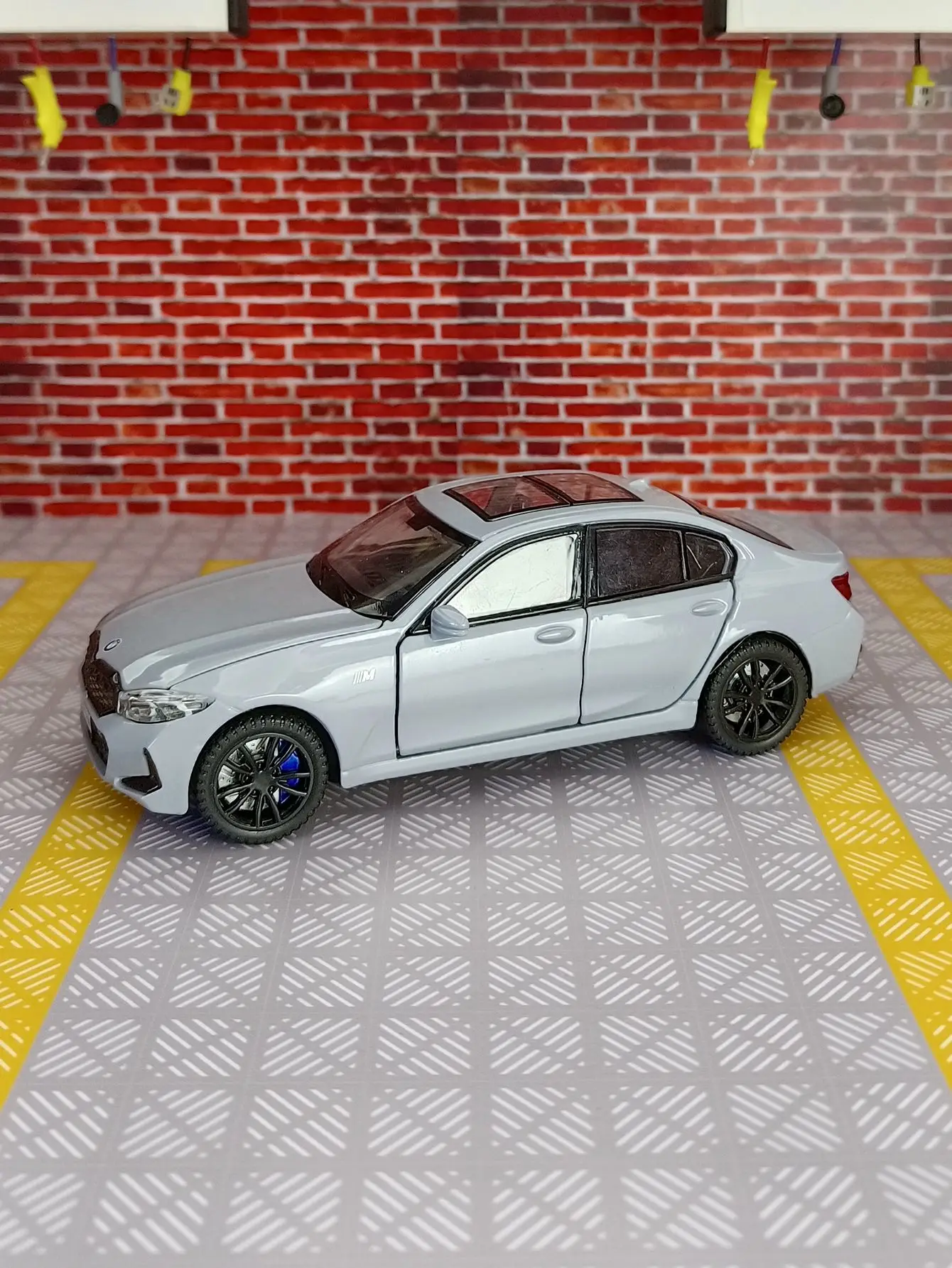 1:32 BMW 320i THE Alloy Car Model Diecast Metal Toy Vehicles Model Simulation Sound and Light Collection Boy Kid Toy Gift
1:32 BMW 320i THE Alloy Car Model Diecast Metal Toy Vehicles Model Simulation Sound and Light Collection Boy Kid Toy Gift