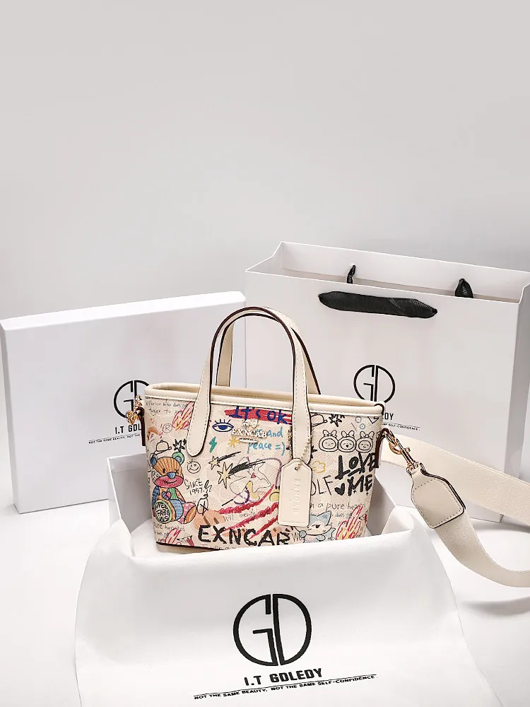 Vintage and Luxury Handheld Tote Bag with Delicate Bear Graffiti and Premium Leather 2026 Women's Versatile Single Shoulder Bag
Vintage and Luxury Handheld Tote Bag with Delicate Bear Graffiti and Premium Leather 2026 Women's Versatile Single Shoulder Bag
