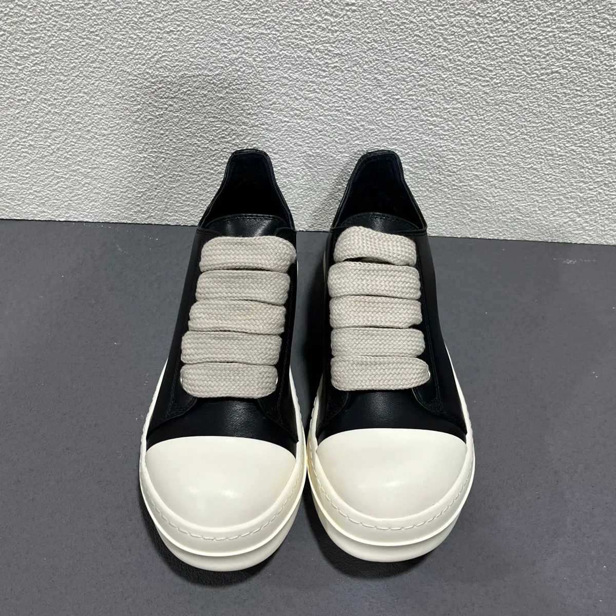 Men Sneakers Black Leather Low Top Shoe Jumbo Laces Women Casual Shoes Ro Classic Design Thick Sole Cowhide Flat Sneaker
Men Sneakers Black Leather Low Top Shoe Jumbo Laces Women Casual Shoes Ro Classic Design Thick Sole Cowhide Flat Sneaker