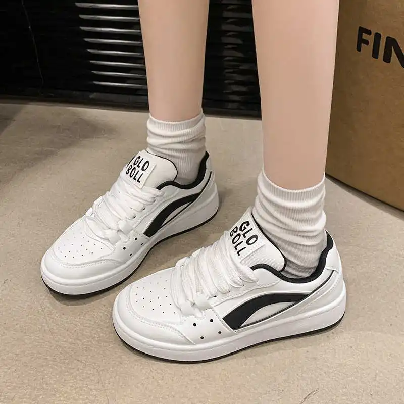 Женские повседневные ботинки из искусственной кожи на толстой подошве, белые, класса люкс, высококачественные спортивные кроссовки от супербренда
Женские повседневные ботинки из искусственной кожи на толстой подошве, белые, класса люкс, высококачественные спортивные кроссовки от супербренда