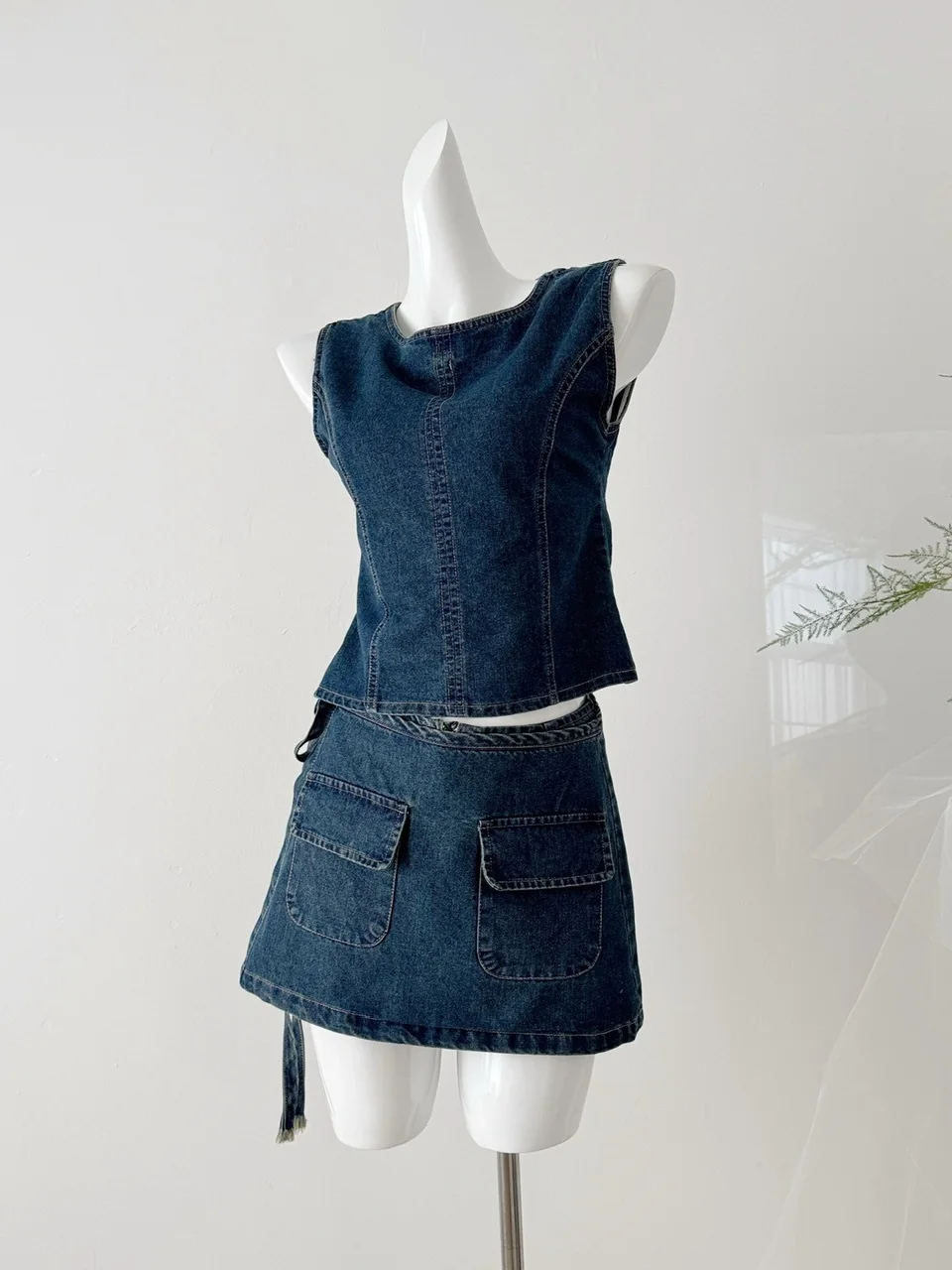 American Style High Waist Denim Set Sexy Backless Crop Top And Short Skirt Fashionable Belted Summer Outfit for Women
American Style High Waist Denim Set Sexy Backless Crop Top And Short Skirt Fashionable Belted Summer Outfit for Women