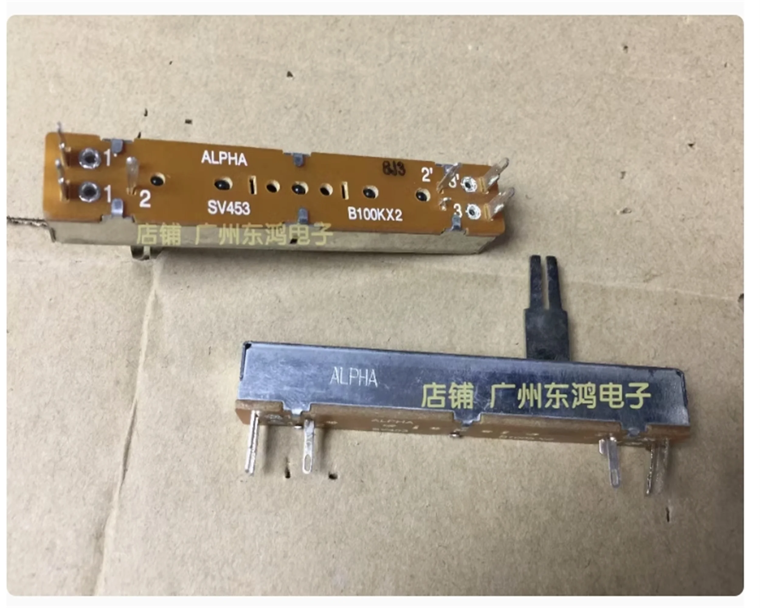 1 PCS Taiwan ALPHA 7.3cm sliding potentiometer dual B100KX2 axis length 20mm
1 PCS Taiwan ALPHA 7.3cm sliding potentiometer dual B100KX2 axis length 20mm
