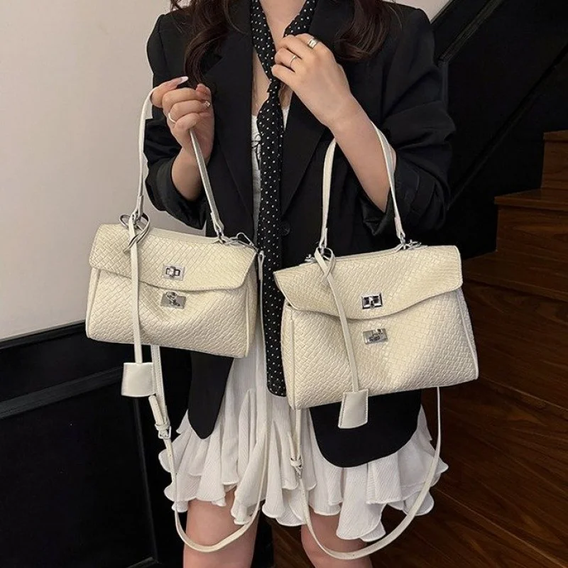 Luxury Women's Messenger Bag Made Of Premium Leather Featuring Paris Elegant Vintage Look
Luxury Women's Messenger Bag Made Of Premium Leather Featuring Paris Elegant Vintage Look