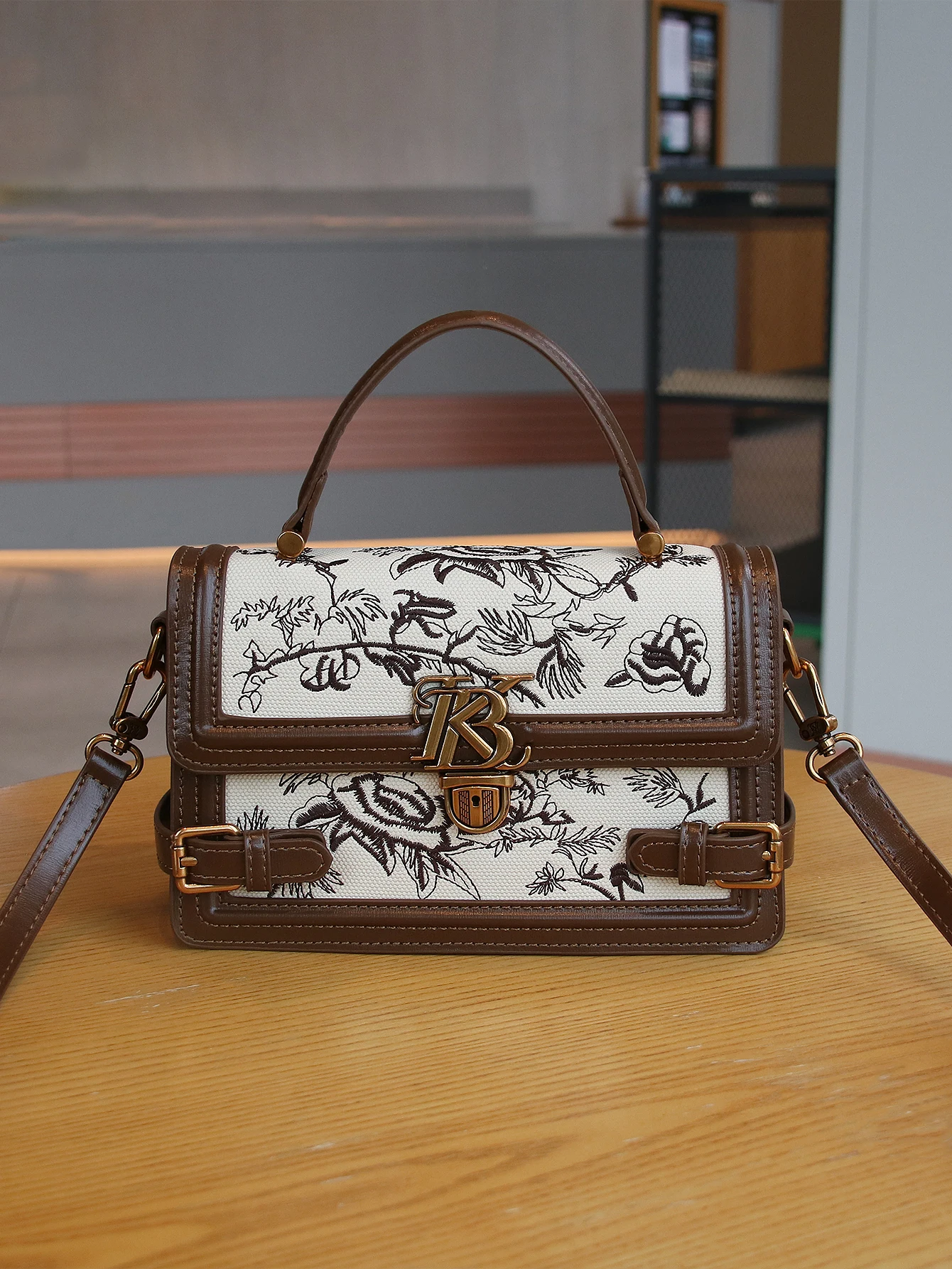 Ladies fashion retro contrast handbag leather heavy industry flower embroidery bag buckle stereotypes small square bag spring an
Ladies fashion retro contrast handbag leather heavy industry flower embroidery bag buckle stereotypes small square bag spring an