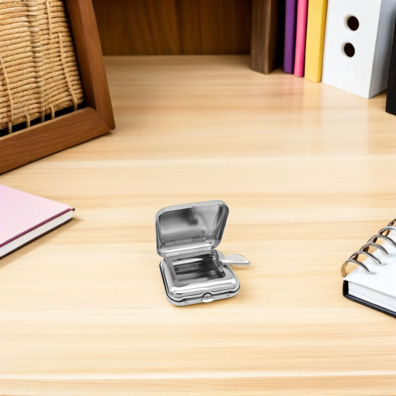 4 Pcs Ashtray Metal with Lid Outdoors Automotive Mini Ashtrays for Smokers Silver Indoor Cigarette
4 Pcs Ashtray Metal with Lid Outdoors Automotive Mini Ashtrays for Smokers Silver Indoor Cigarette