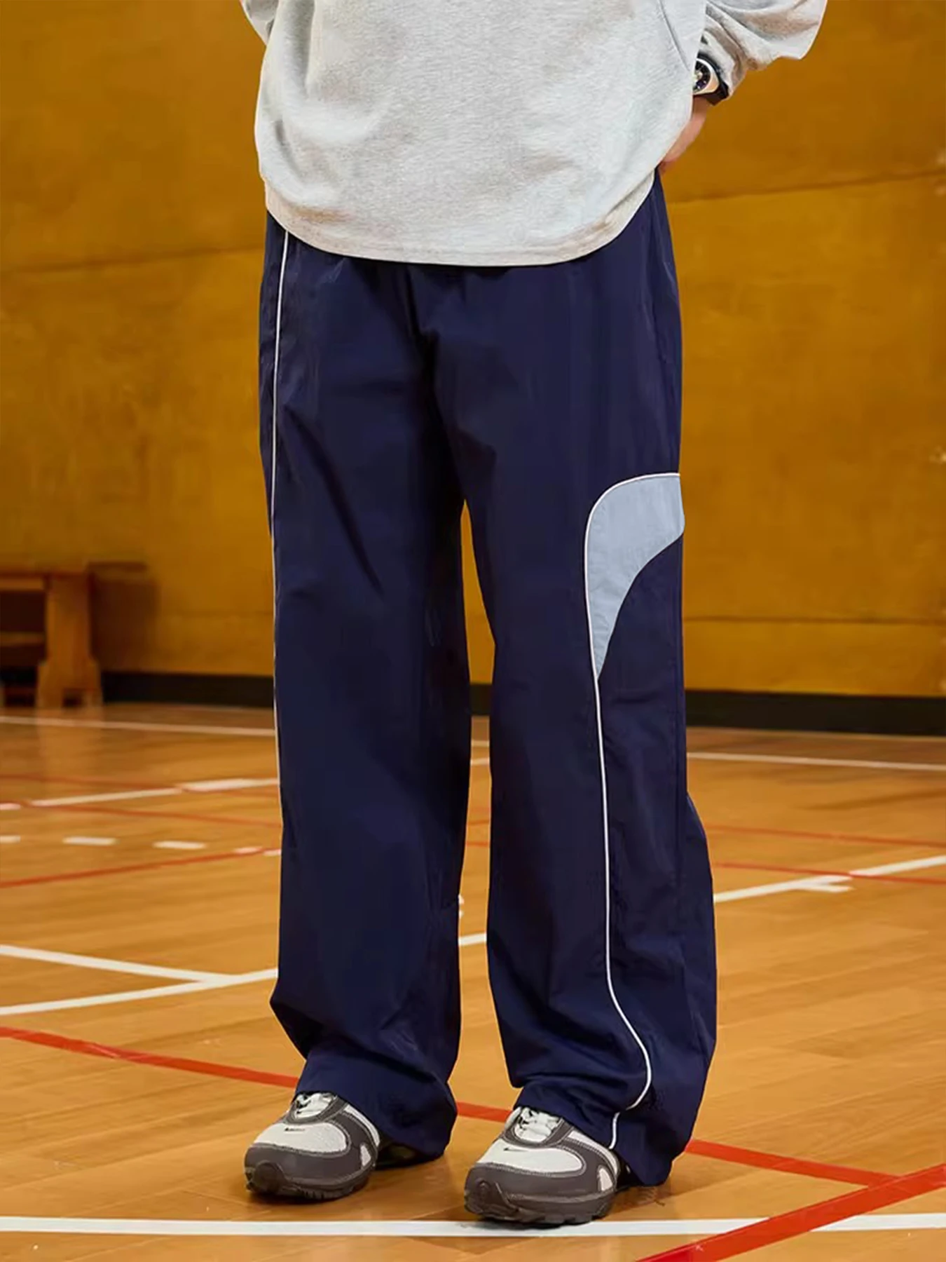 Мужские осенние вязаные повседневные брюки, длинные брюки с разрезом, свободные прямые брюки, простой и универсальный стиль.
Мужские осенние вязаные повседневные брюки, длинные брюки с разрезом, свободные прямые брюки, простой и универсальный стиль.