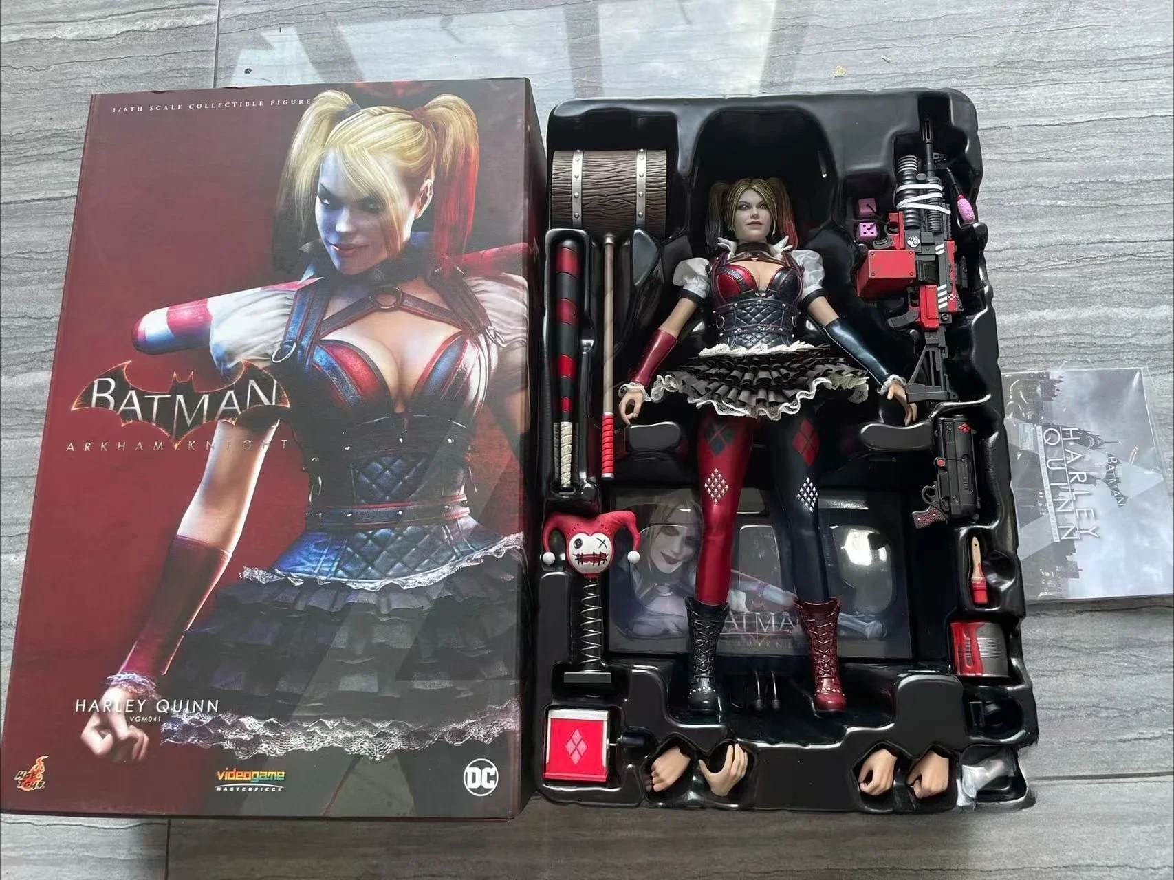 Hottoys Ht 1/6 Vgm41 Harley Quinn, Queen, Batman, Arkham Knight Anime Figure Model Collection Toy Gift
Hottoys Ht 1/6 Vgm41 Harley Quinn, Queen, Batman, Arkham Knight Anime Figure Model Collection Toy Gift