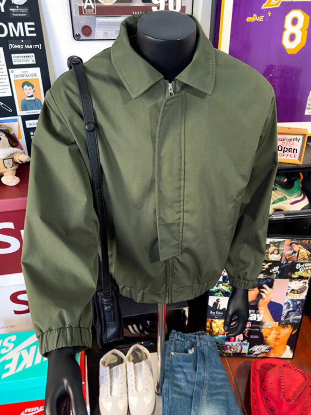 Мужская демисезонная куртка-бомбер в стиле милитари, тонкая, модная, брендовая, с подплечниками, в американском пилотском стиле
Мужская демисезонная куртка-бомбер в стиле милитари, тонкая, модная, брендовая, с подплечниками, в американском пилотском стиле