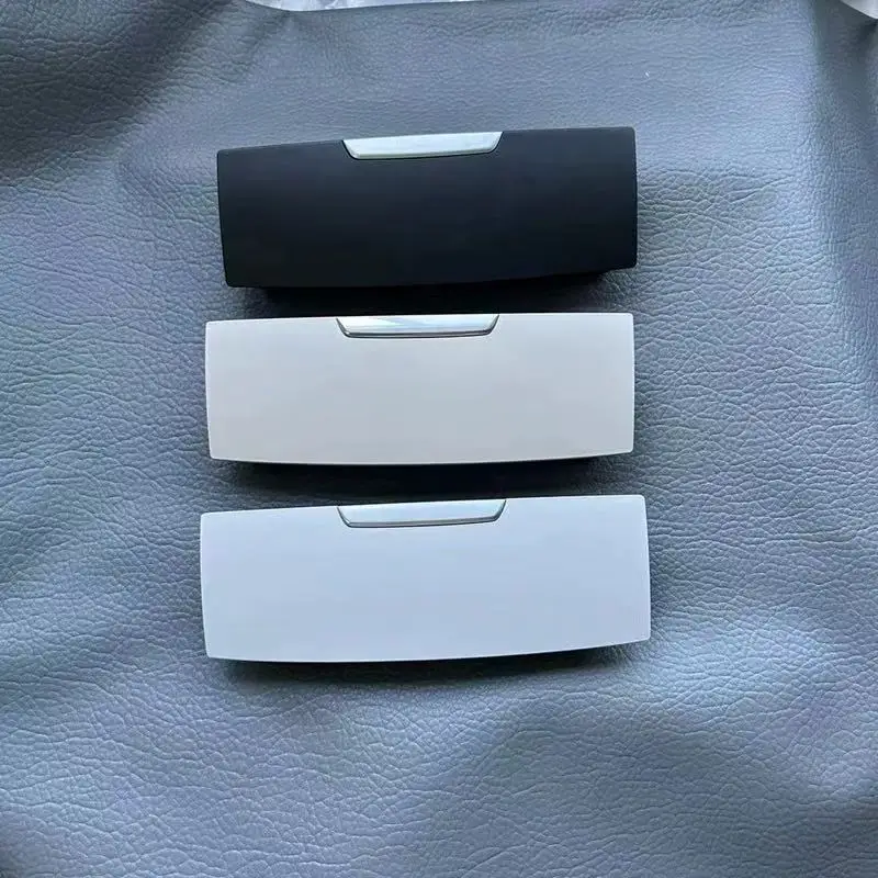 Новый оригинальный OEM чехол для очков, коробка для салона автомобиля, держатель для солнцезащитных очков на крыше для Mercedes-Benz C200 C260 E260 E300 E200 GLC260 GLC200
Новый оригинальный OEM чехол для очков, коробка для салона автомобиля, держатель для солнцезащитных очков на крыше для Mercedes-Benz C200 C260 E260 E300 E200 GLC260 GLC200