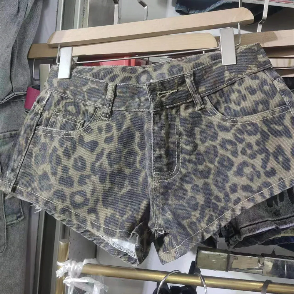 Vintage Leopard Print Women's Shorts Lady Casual Button Zipper Loose Short 2024 Spring Summer Female All-match Streetwear
Vintage Leopard Print Women's Shorts Lady Casual Button Zipper Loose Short 2024 Spring Summer Female All-match Streetwear