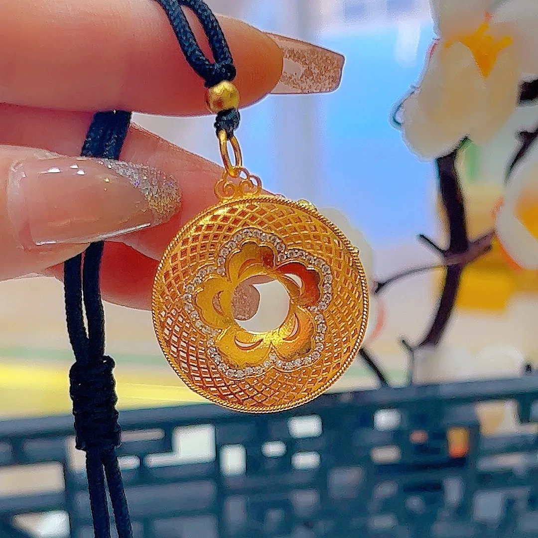 Light luxury fashion 24K real gold new hollow-out disc au999 gold inlaid with diamonds Chinese style head jewelry
Light luxury fashion 24K real gold new hollow-out disc au999 gold inlaid with diamonds Chinese style head jewelry