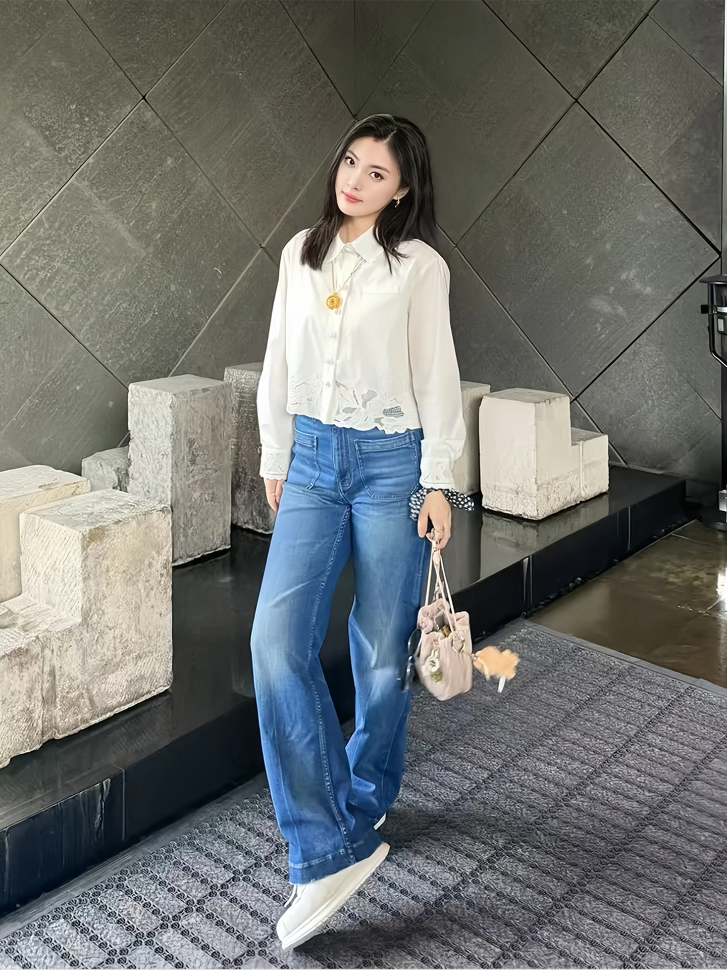 Женская модная повседневная внутренняя одежда Pm Wang Na Na: укороченная рубашка с кружевным подолом, воротником-стойкой, завышенной талией, из смесового хлопка с эластаном
Женская модная повседневная внутренняя одежда Pm Wang Na Na: укороченная рубашка с кружевным подолом, воротником-стойкой, завышенной талией, из смесового хлопка с эластаном